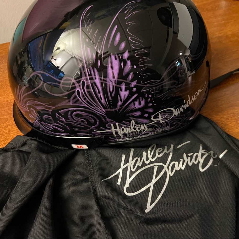 BRAND NEW-Never Worn Harley Davidson Women’s helmet. Size M.